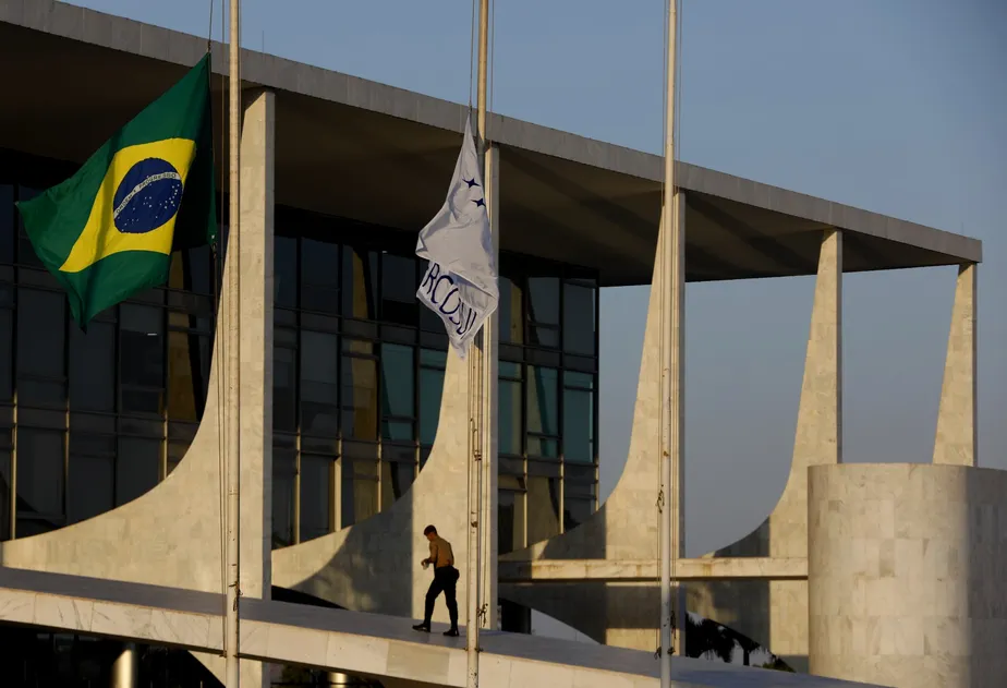 100422363-mariz-pa-brasilia-08-09-2022-morte-da-rainha-elizabeth-ii-palacio-do-planalto-hastea