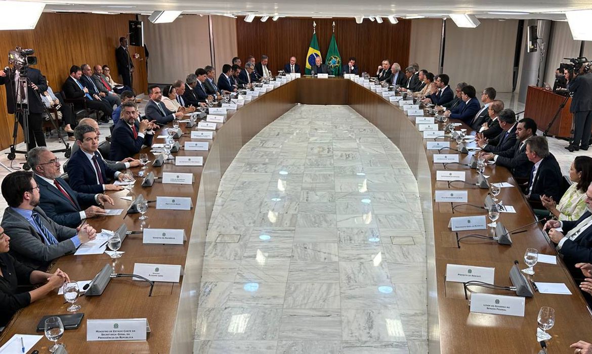 O presidente Lula  em reunião com os governadores para debater a redução de ações extremistas pelo país